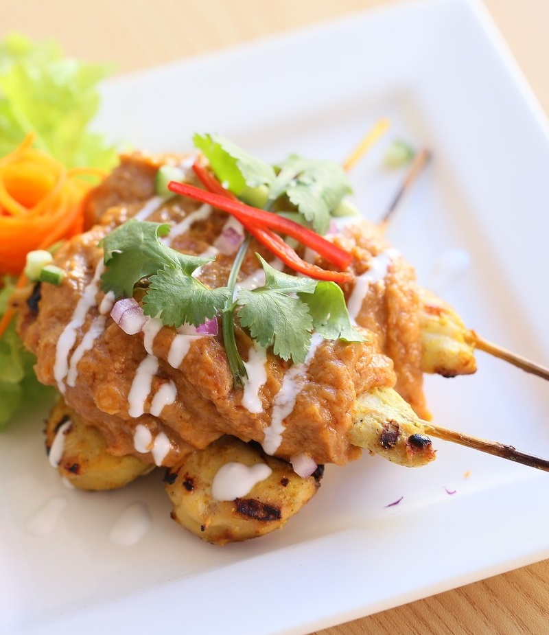 Brochetas de pollo con yogur y hierbas frescas