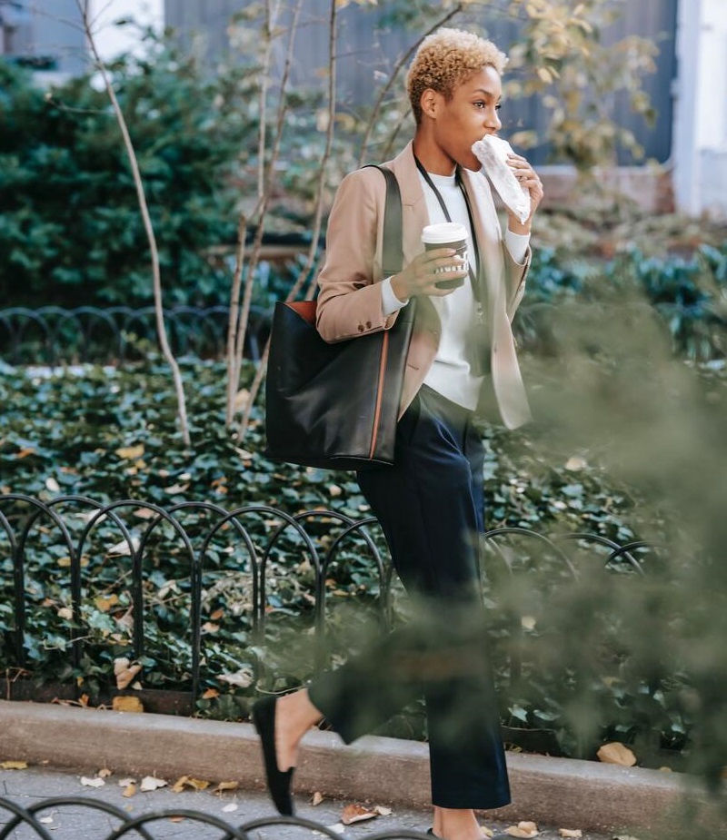 Cómo mantener una dieta saludable mientras viajas