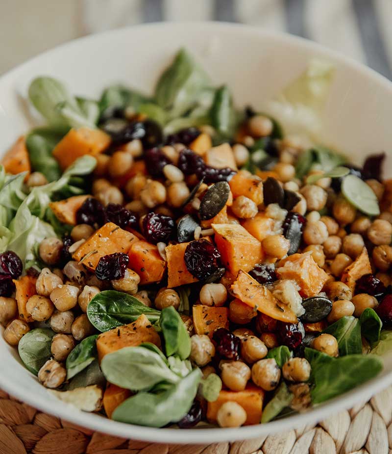 Ensaladas de garbanzos, fuente de proteína y carbohidratos