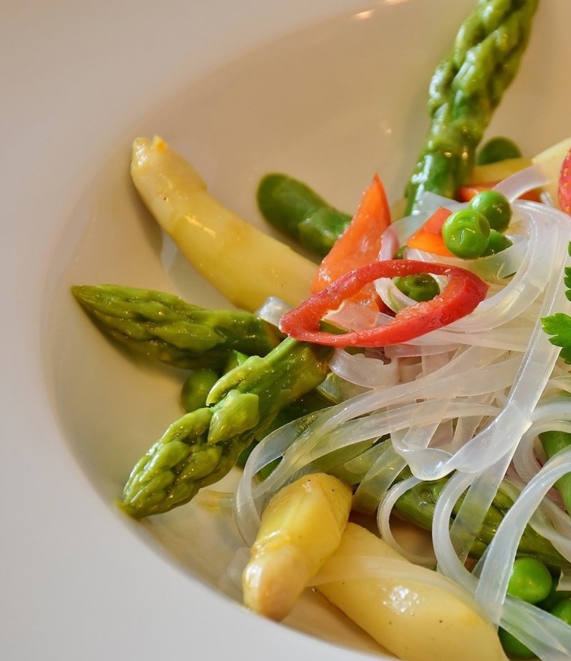 Fideos de arroz salteados con verduras y salsa de cacahuate