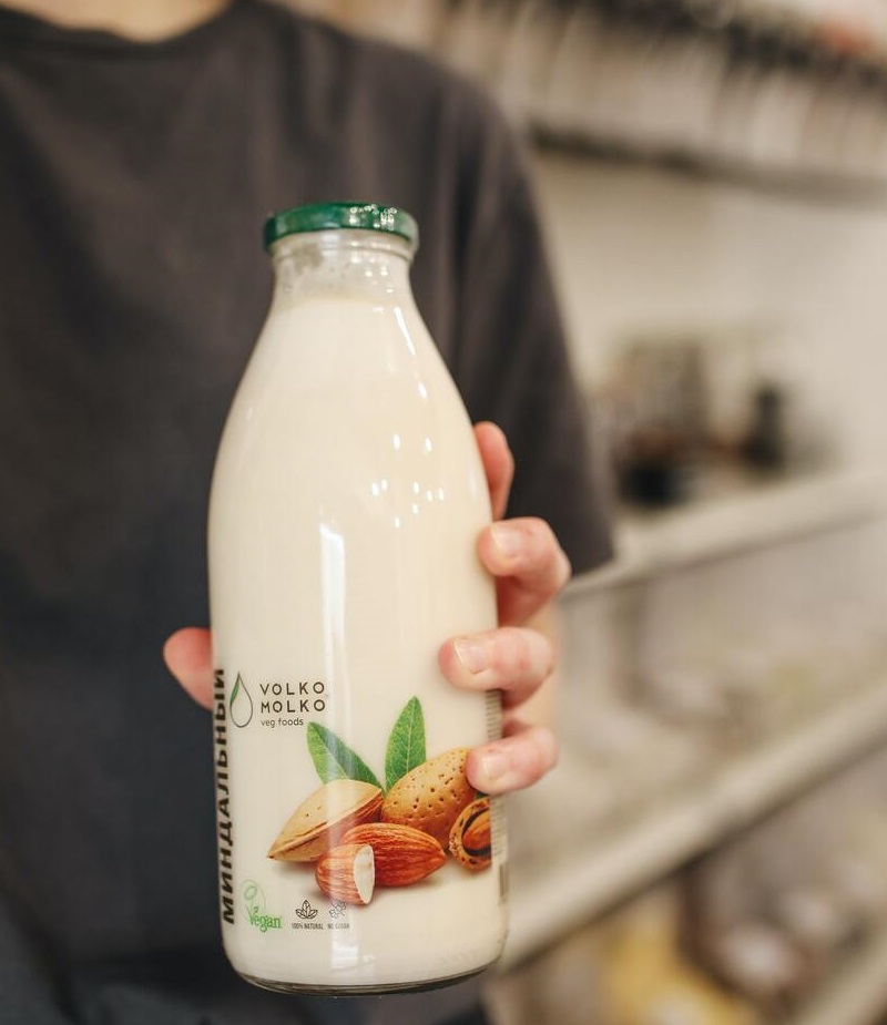 ¿Deberías cambiar a la leche de almendras?