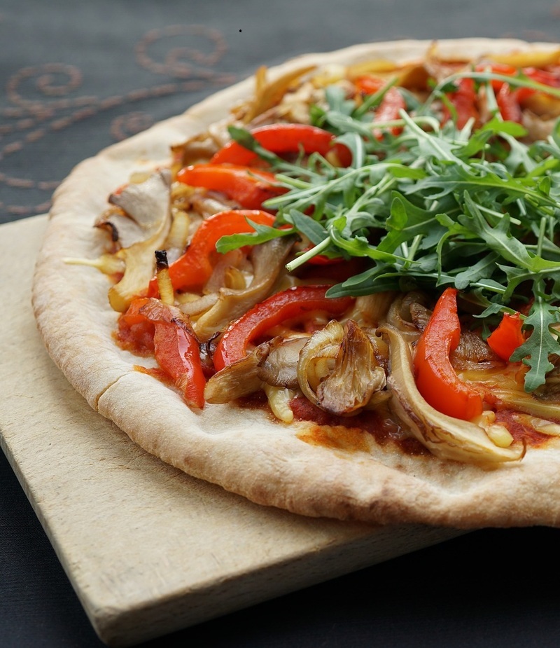 Pizza de rúcula y champiñones