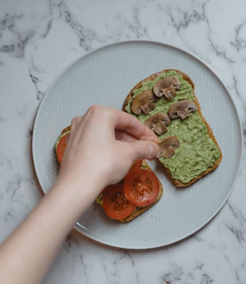 Tostadas de aguacate con hongos y alioli vegano