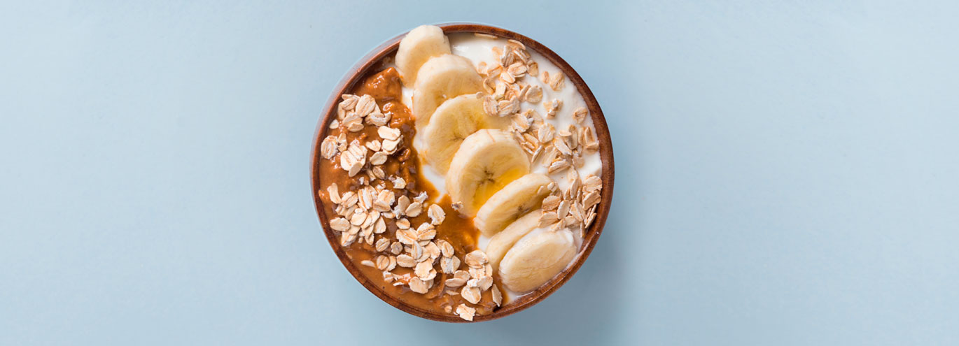 Desayuno energético, avena, banano, mantequilla de maní